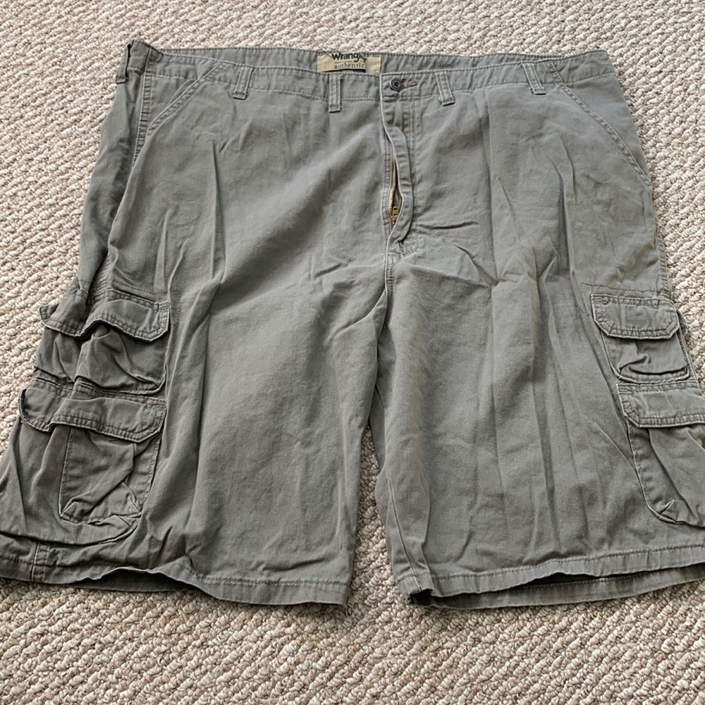 Wrangler mens cargo shorts size 46
